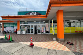 【HIヒロセスーパーコンボ玖珠店】プロモーションイベントに最適なホームセンターの食品側入口の店頭軒下スペース