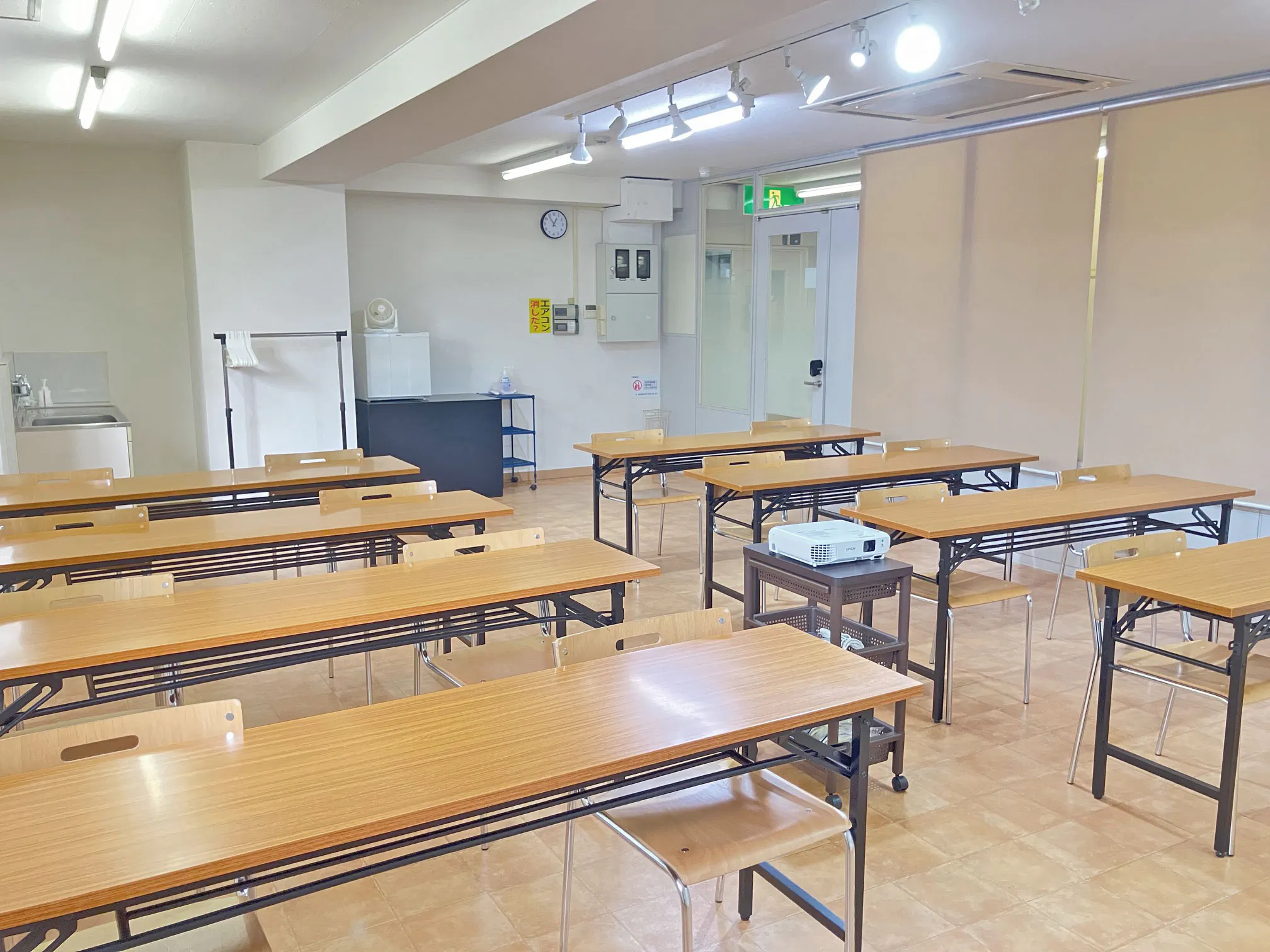 【高崎白銀ビル貸会議室】第三会議室（47㎡）|3名掛け最大24席、設備無料|販売利用OK