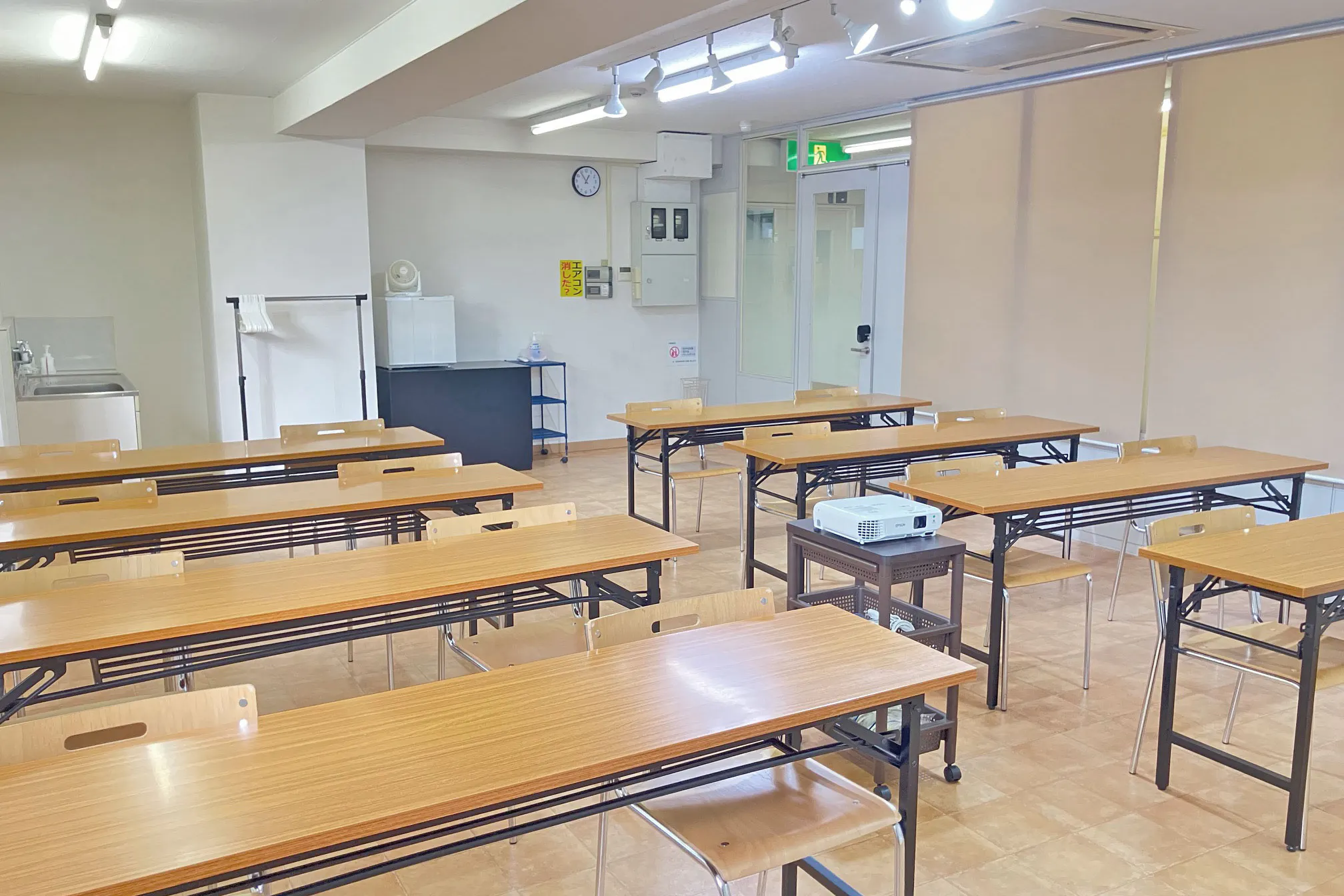 【高崎白銀ビル貸会議室】第三会議室(47㎡)|3名掛け最大24席、設備無料|販売利用OK