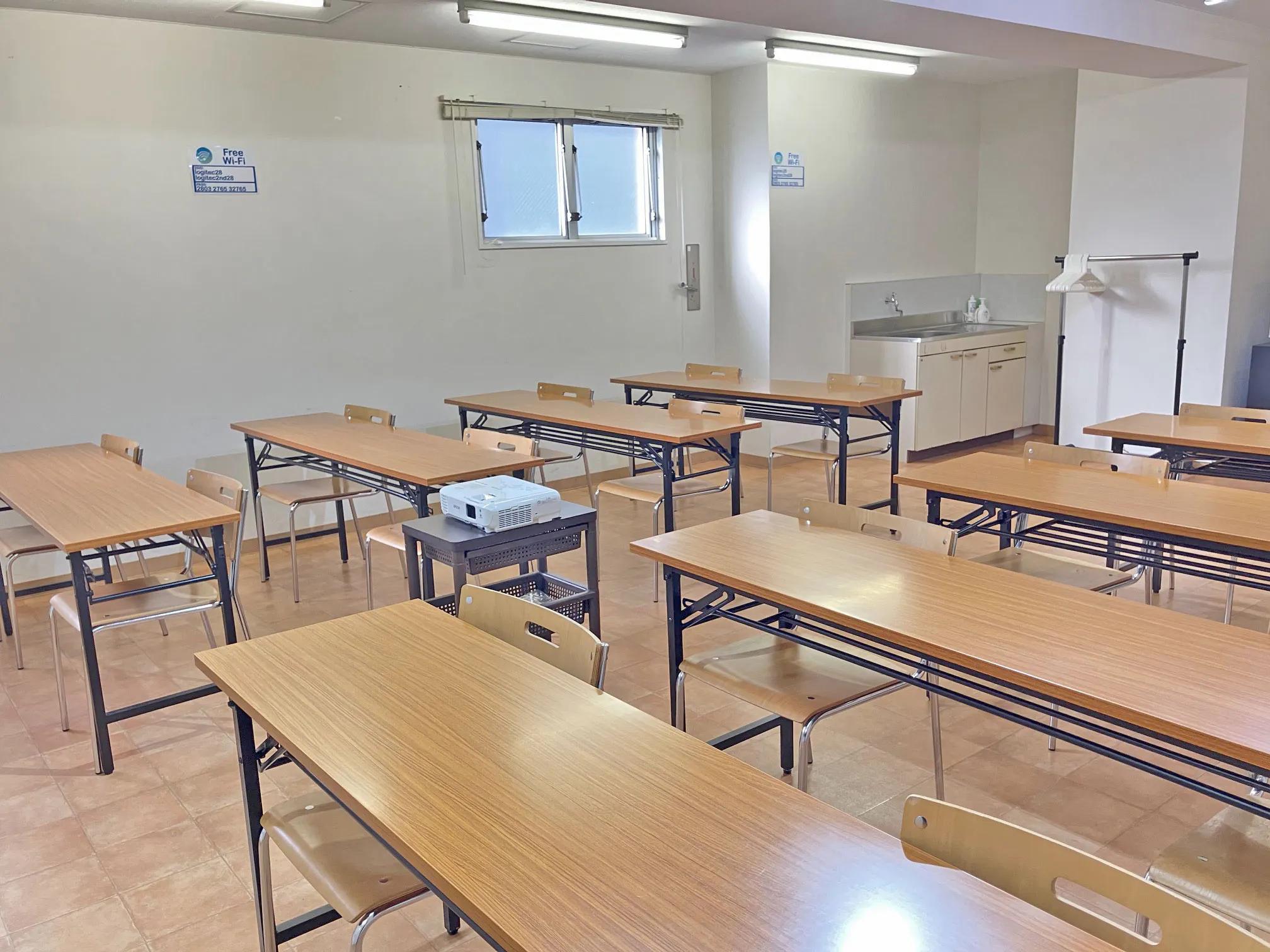 【高崎白銀ビル貸会議室】第三会議室(47㎡)|3名掛け最大24席、設備無料|販売利用OK