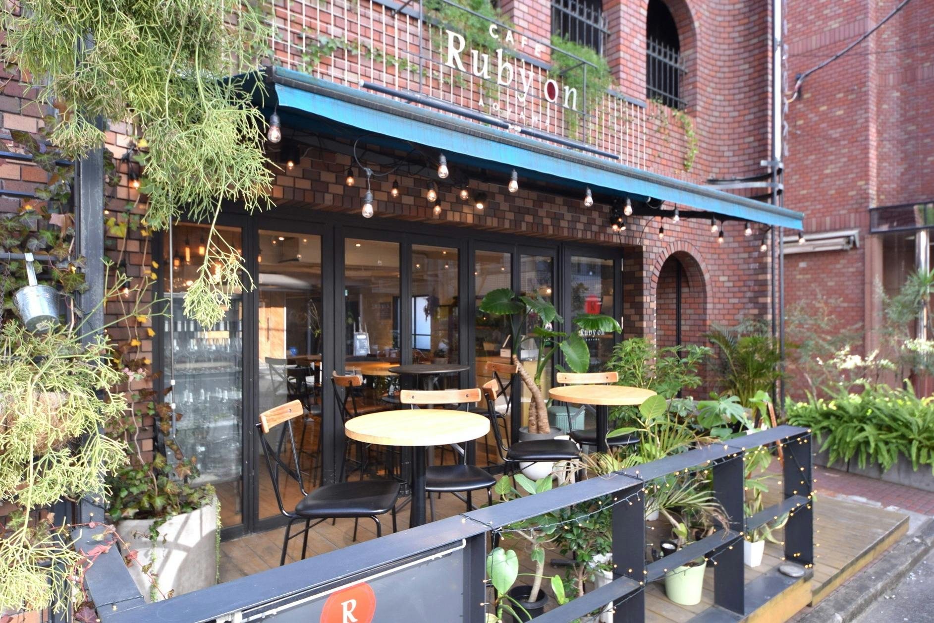 【表参道駅6分】 動画やスチール撮影に最適なレンガ壁の外観が特徴的な路面レンタルスペース