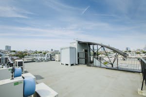 【代々木上原駅3分】展示会場や撮影に最適な自然光が1日中入る白とコンクリートのシンプルなスタジオ