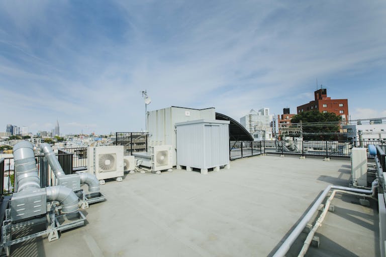 【代々木上原駅3分】展示会場や撮影に最適な自然光が1日中入る白とコンクリートのシンプルなスタジオの画像18