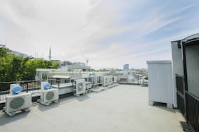 【代々木上原駅3分】展示会場や撮影に最適な自然光が1日中入る白とコンクリートのシンプルなスタジオ