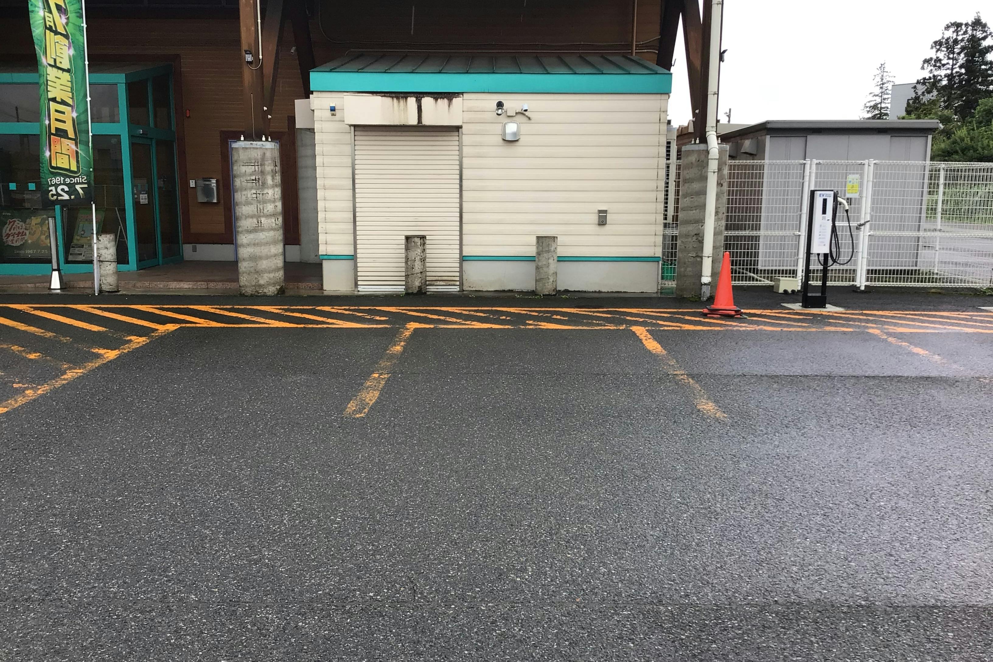 【ダイナム山形長井店】キッチンカーに最適なアミューズメント施設のイベントスペース(めん六側)