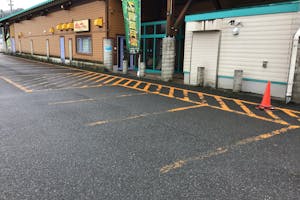 【ダイナム山形長井店】キッチンカーに最適なアミューズメント施設のイベントスペース(めん六側)