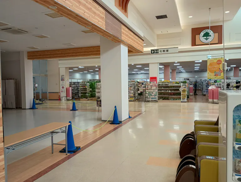 【イオンスーパーセンター十和田】専門店北入口横　① 販促プロモーションや物販に最適なスーパー店内催事イベントスペース