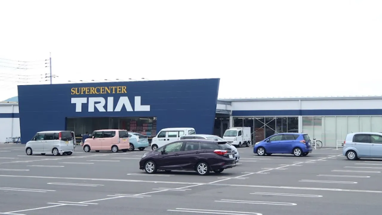 【スーパーセンタートライアル柳井店】販促プロモ活動に最適な トライアル柳井店『風除室』スペース（幅2ｍ×奥行1.2ｍ）