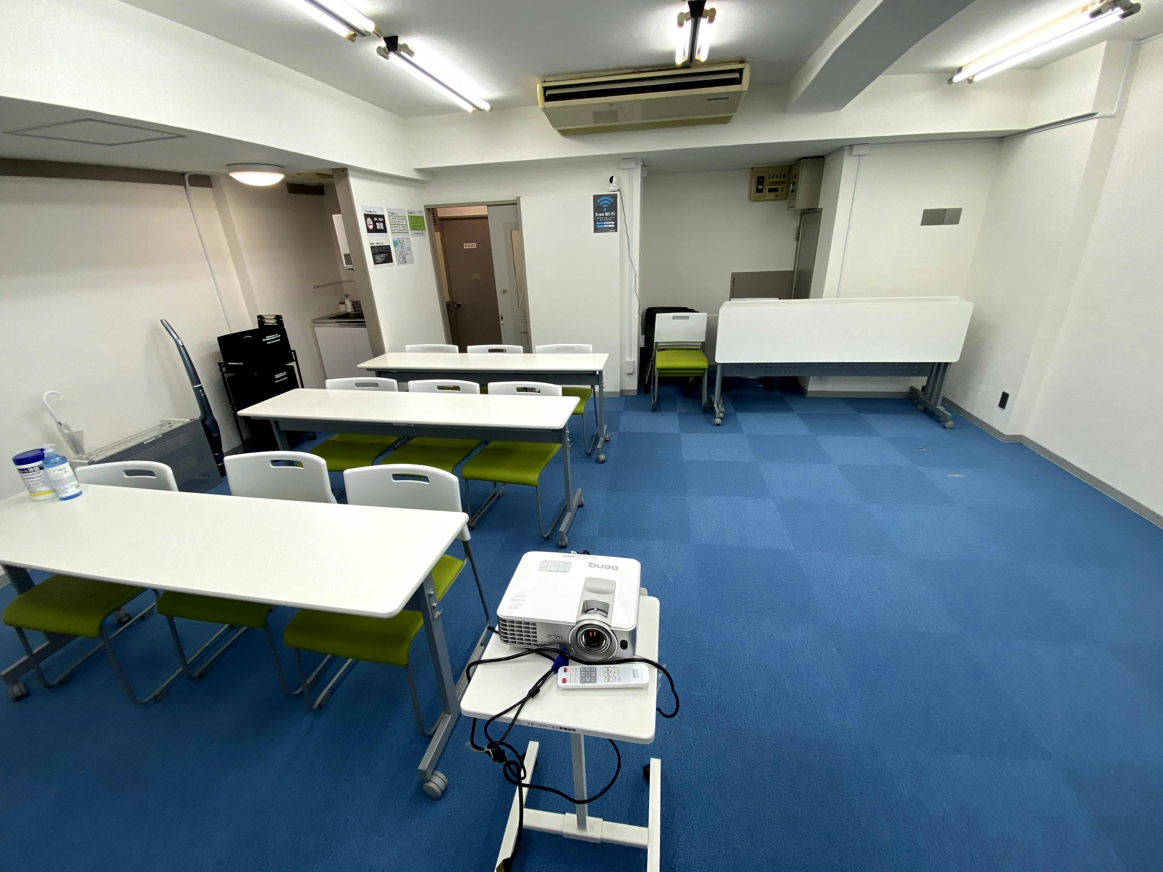 机を半分並べた形になります。