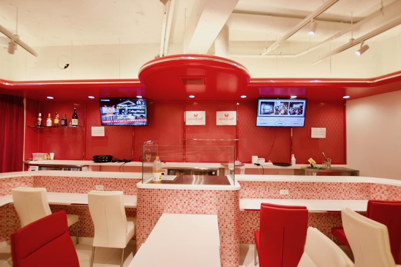 上部のモニターも自由にお使いいただけます。