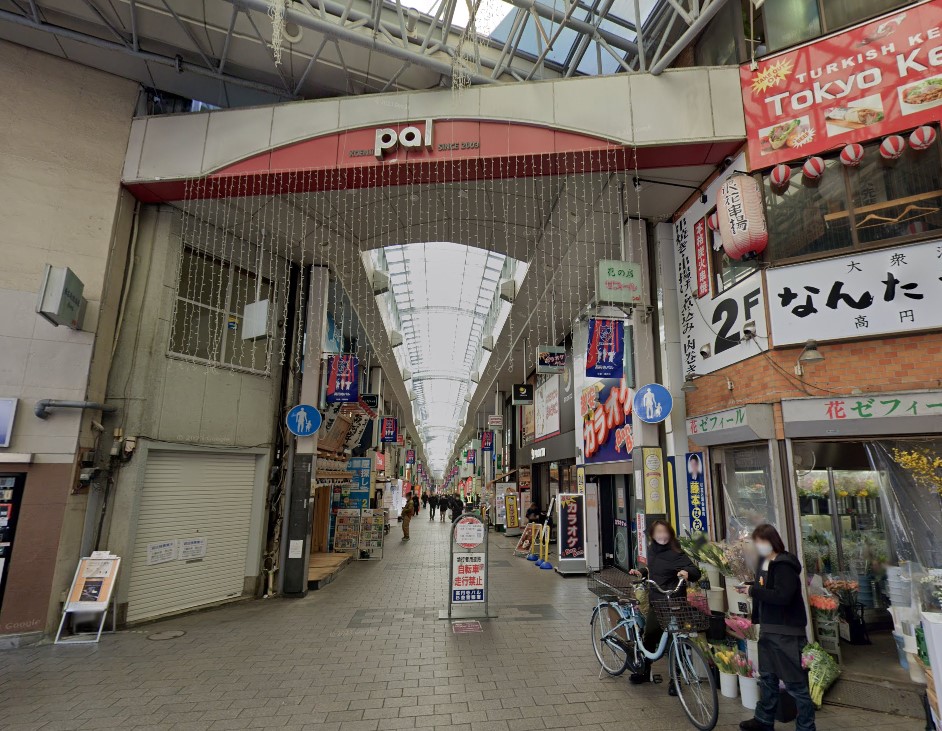 高円寺駅南口を出て右手にあるパル商店街に位置しています！