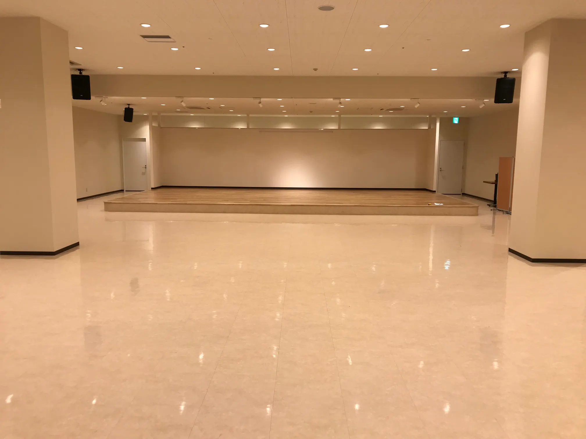 【アゼリアモール】ファッション・アパレルの販売会場、音楽やアートイベント撮影やワークショップに適したグランドピアノも完備した約400㎡のホールイベントスペース