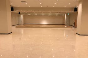 【アゼリアモール】ファッション・アパレルの販売会場、音楽やアートイベント撮影やワークショップに適したグランドピアノも完備した約400㎡のホールイベントスペース