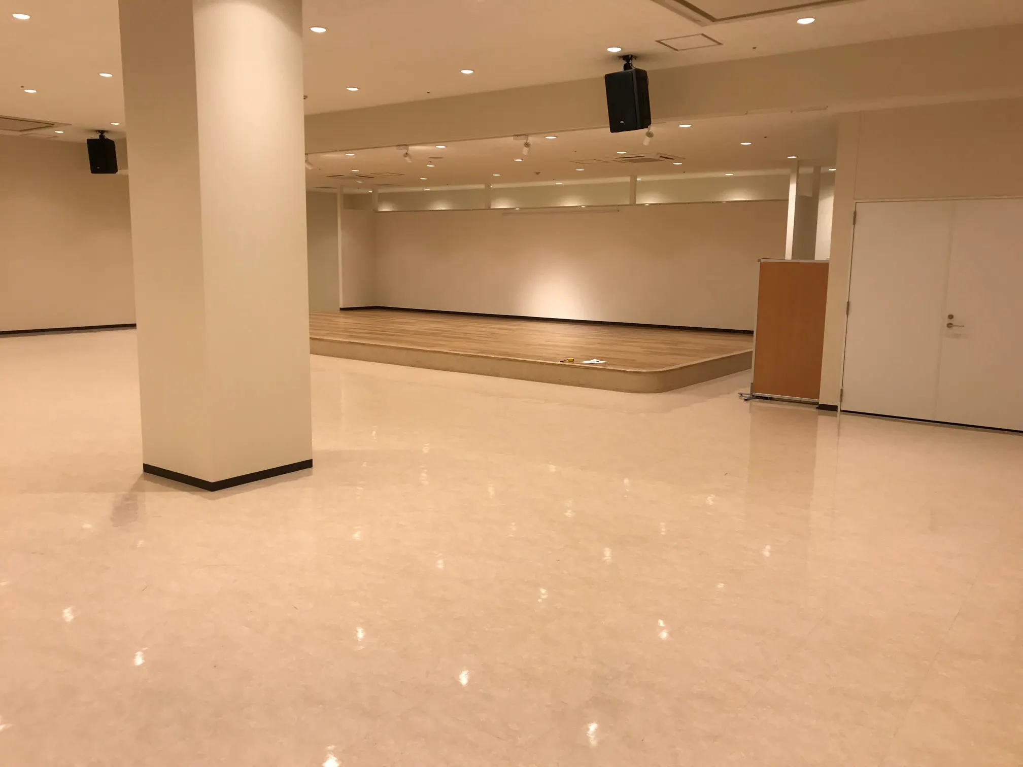 【アゼリアモール】ファッション・アパレルの販売会場、音楽やアートイベント撮影やワークショップに適したグランドピアノも完備した約400㎡のホールイベントスペース