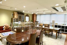 【渋谷駅3分】雑誌撮影や新商品の展示会に最適な白レンガ、木目、白背景3つの壁面でシーン撮影ができる渋谷神南エリアに位置する控室付きビル内スタジオ