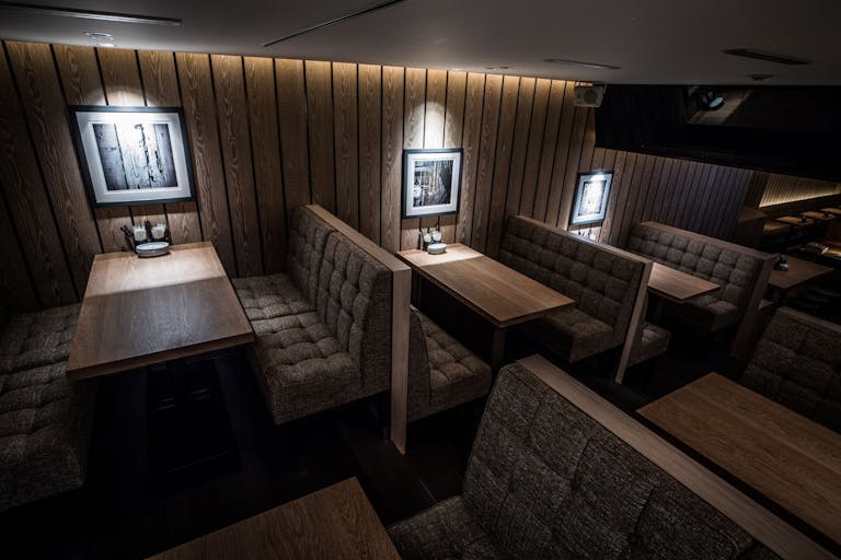 ウッド調に質感の良いソファーが、スペースの品位を高めています