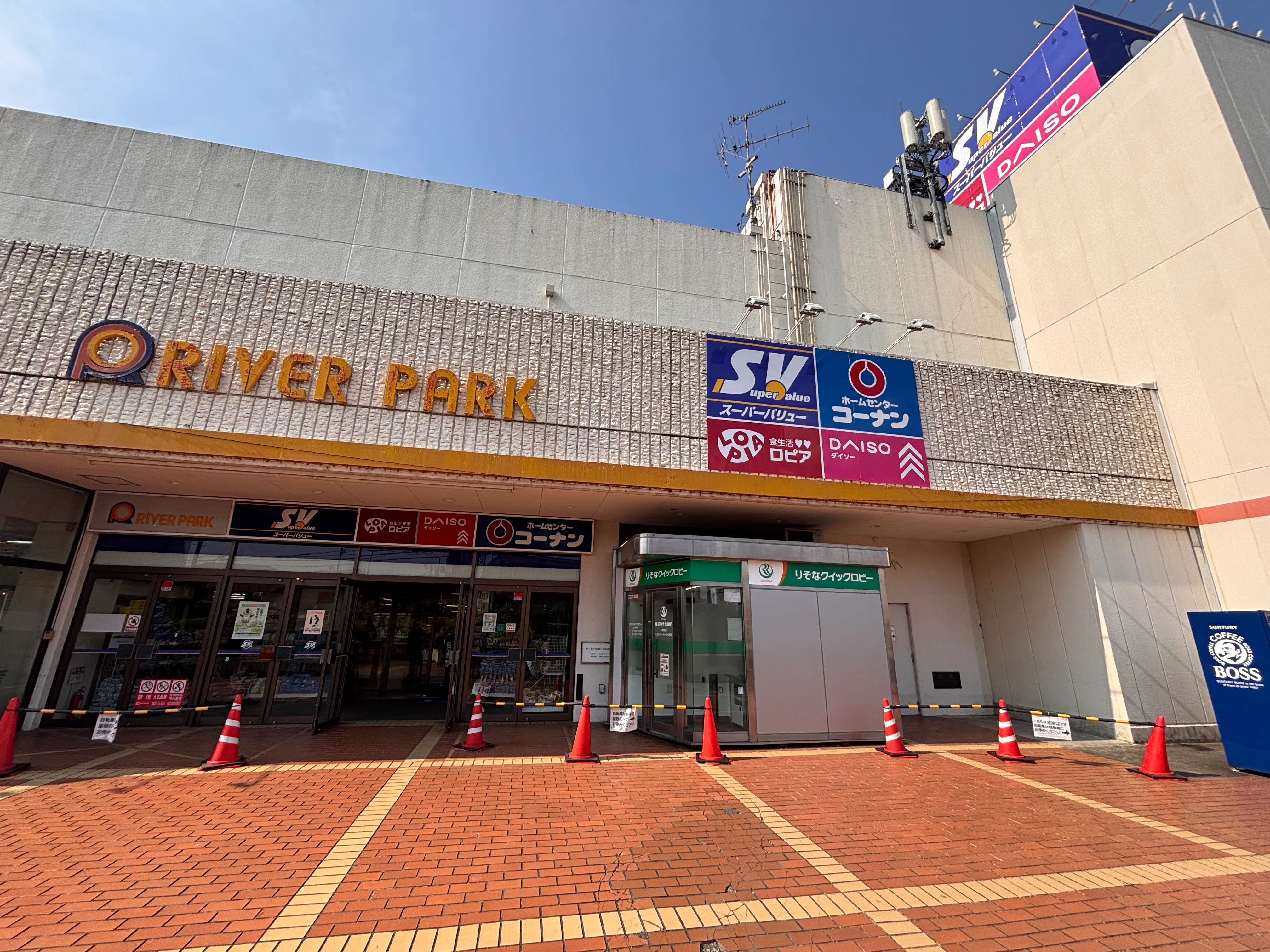 【スーパーバリュー ロピア入間春日町店】サッカー台横 各種プロモーション、会員獲得イベントに最適なスーパーマーケットの屋内催事イベントスペース