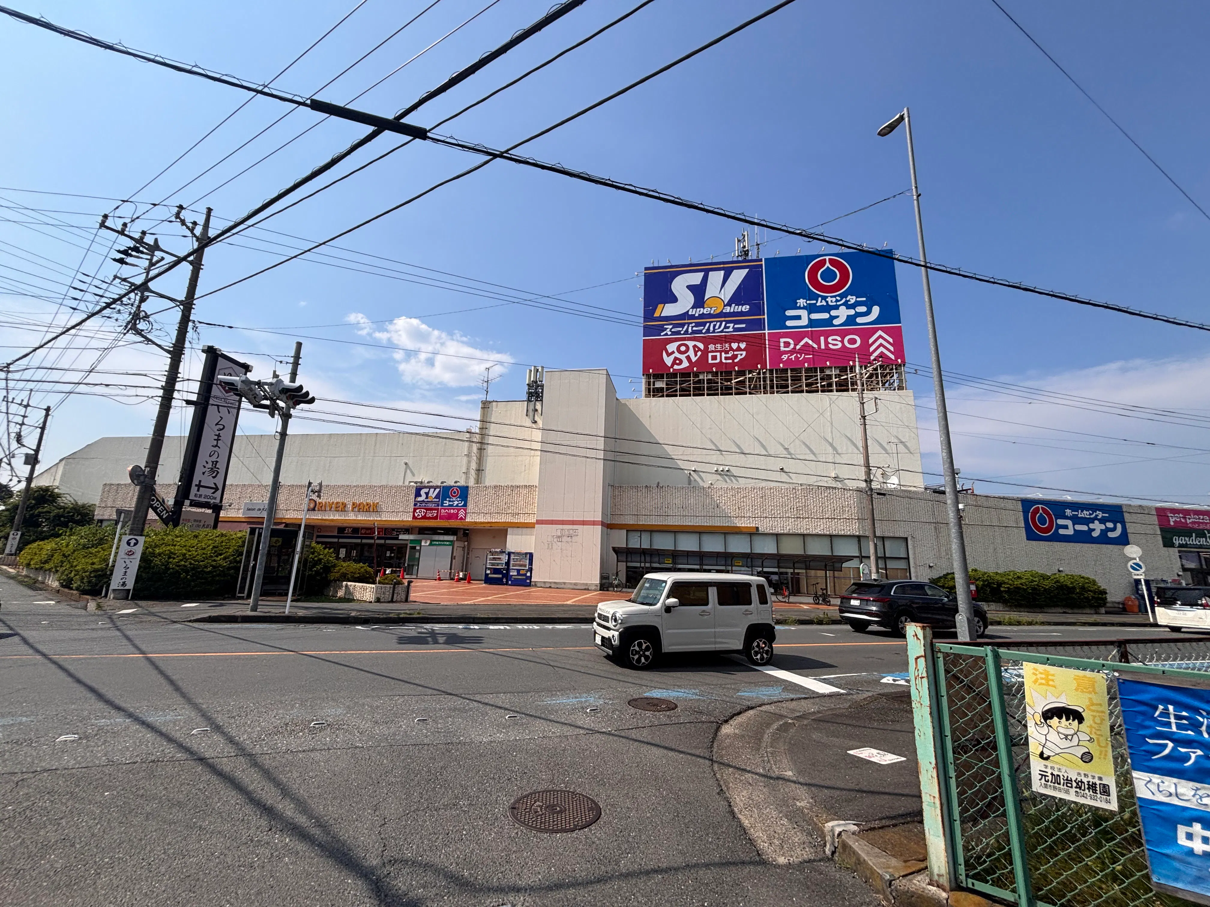 【スーパーバリュー ロピア入間春日町店】サッカー台横 各種プロモーション、会員獲得イベントに最適なスーパーマーケットの屋内催事イベントスペース