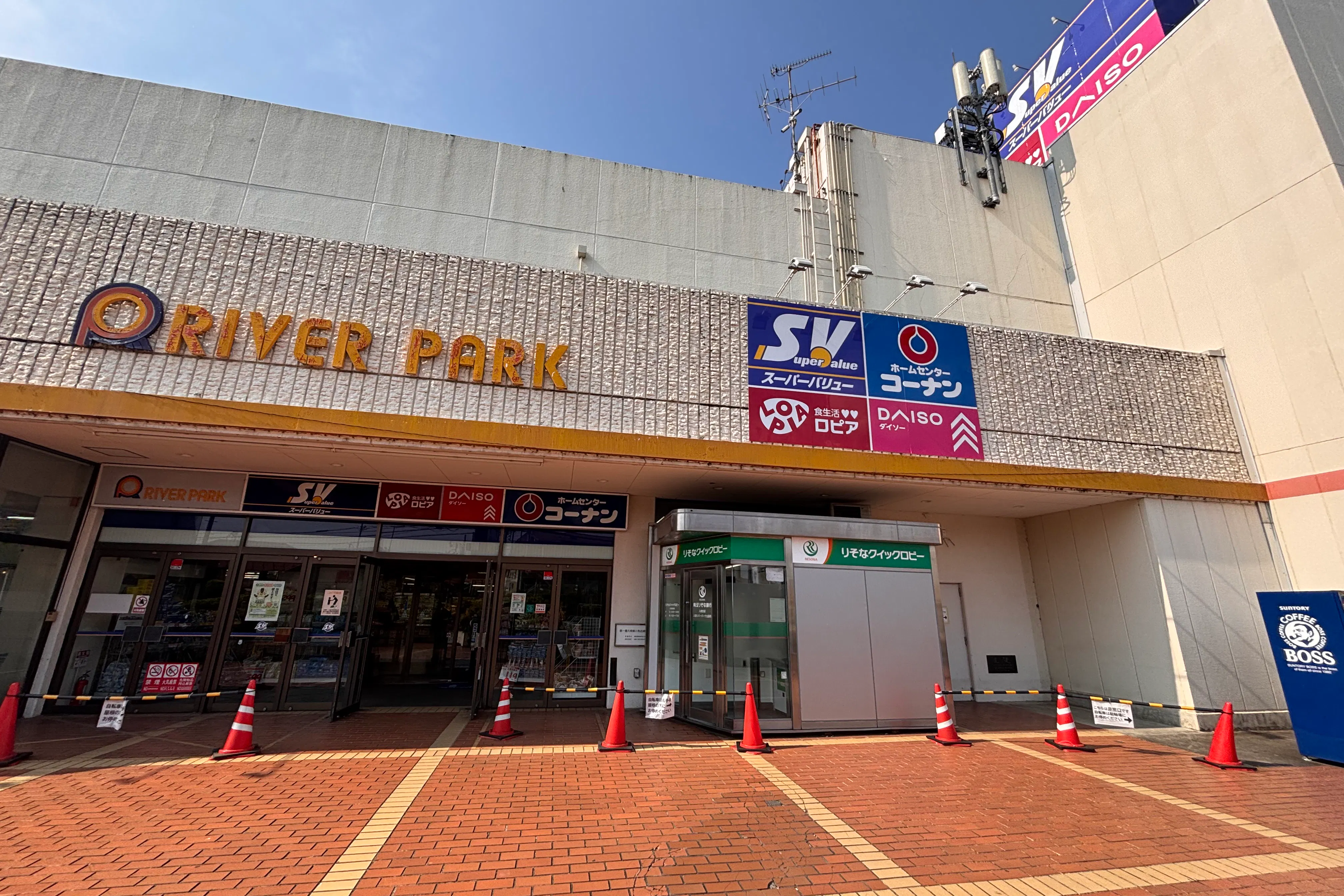 【スーパーバリュー ロピア入間春日町店】サッカー台横 各種プロモーション、会員獲得イベントに最適なスーパーマーケットの屋内催事イベントスペース