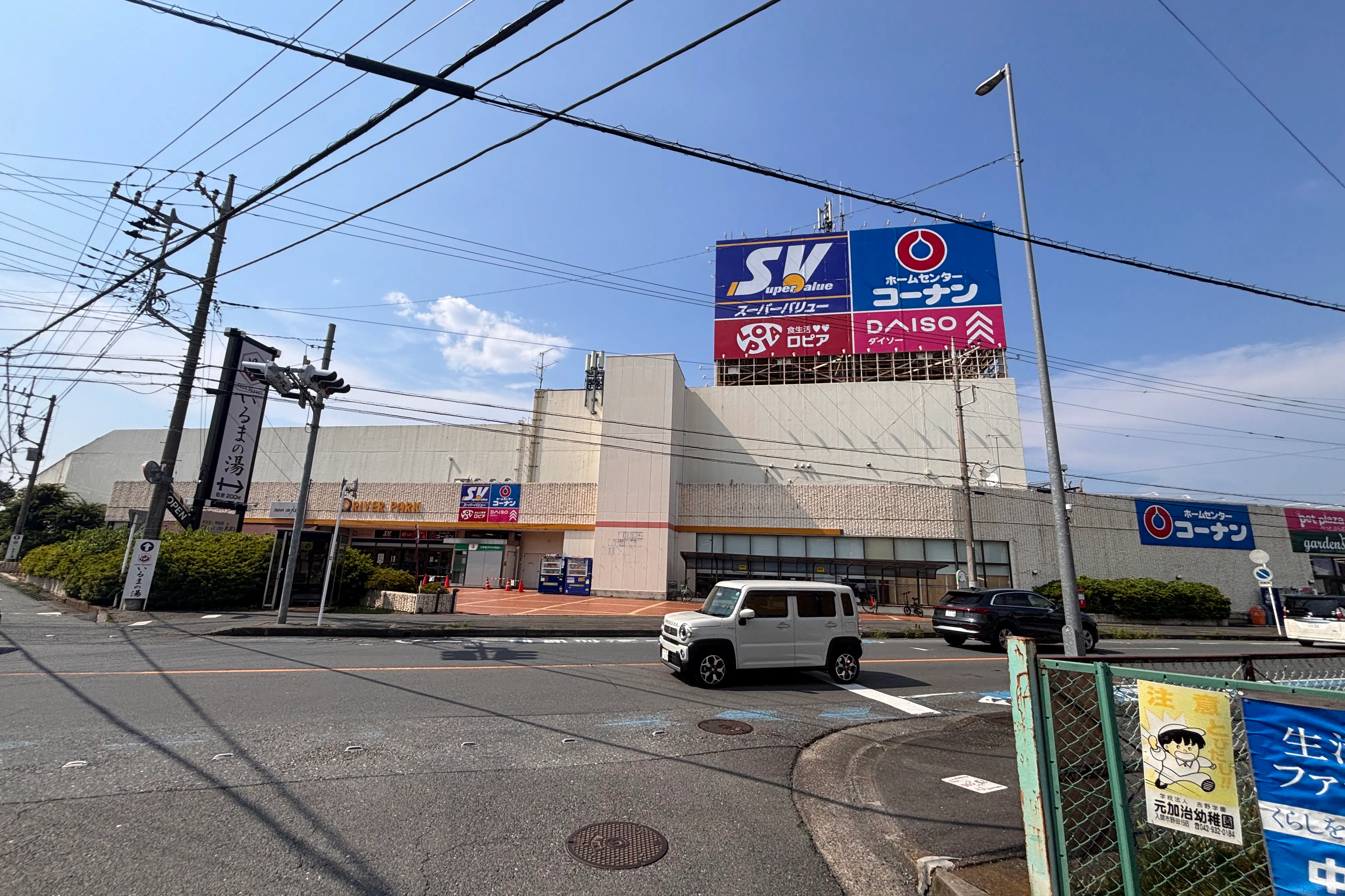 【スーパーバリュー ロピア入間春日町店】サッカー台横 各種プロモーション、会員獲得イベントに最適なスーパーマーケットの屋内催事イベントスペース