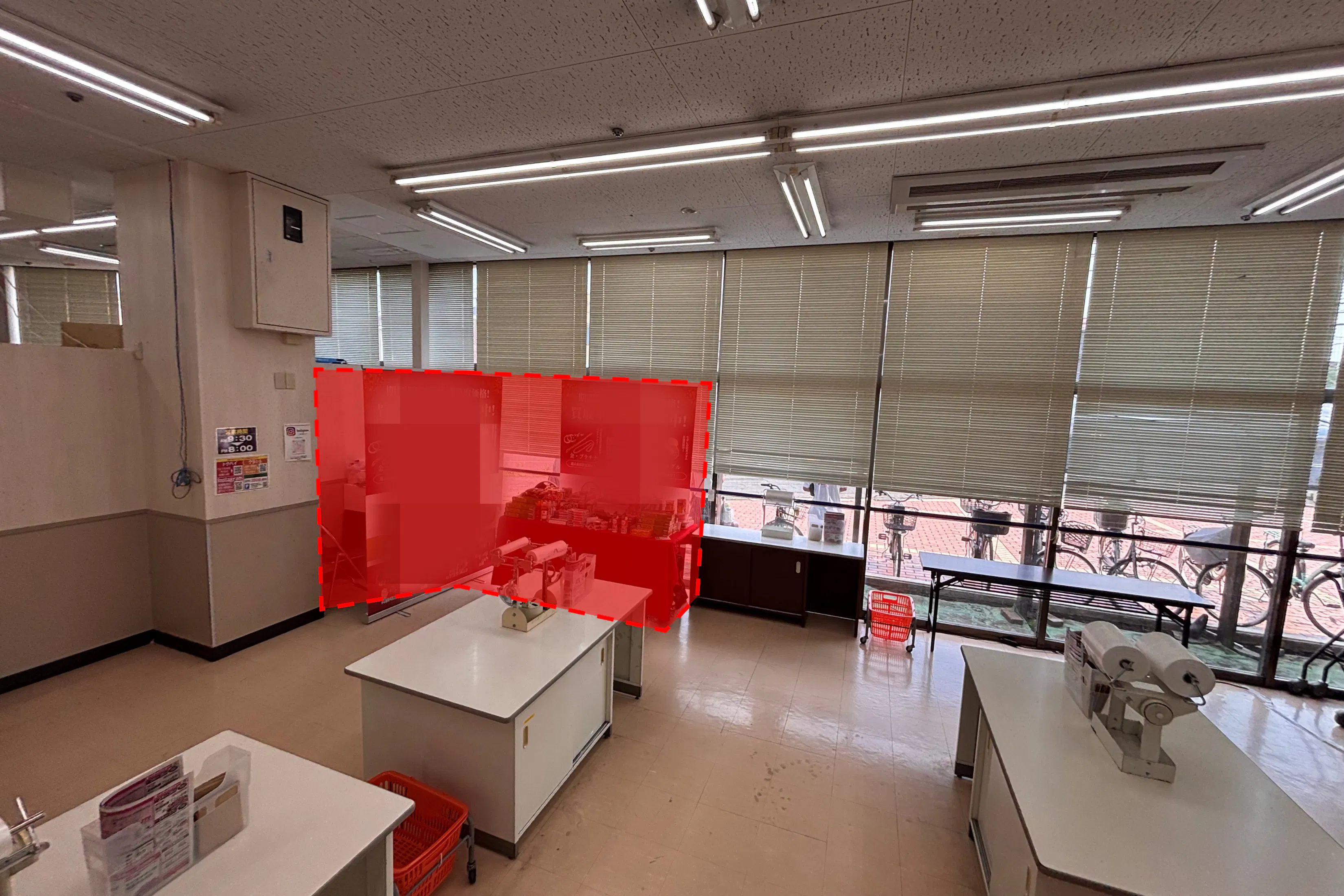 【スーパーバリュー ロピア入間春日町店】サッカー台横 各種プロモーション、会員獲得イベントに最適なスーパーマーケットの屋内催事イベントスペース