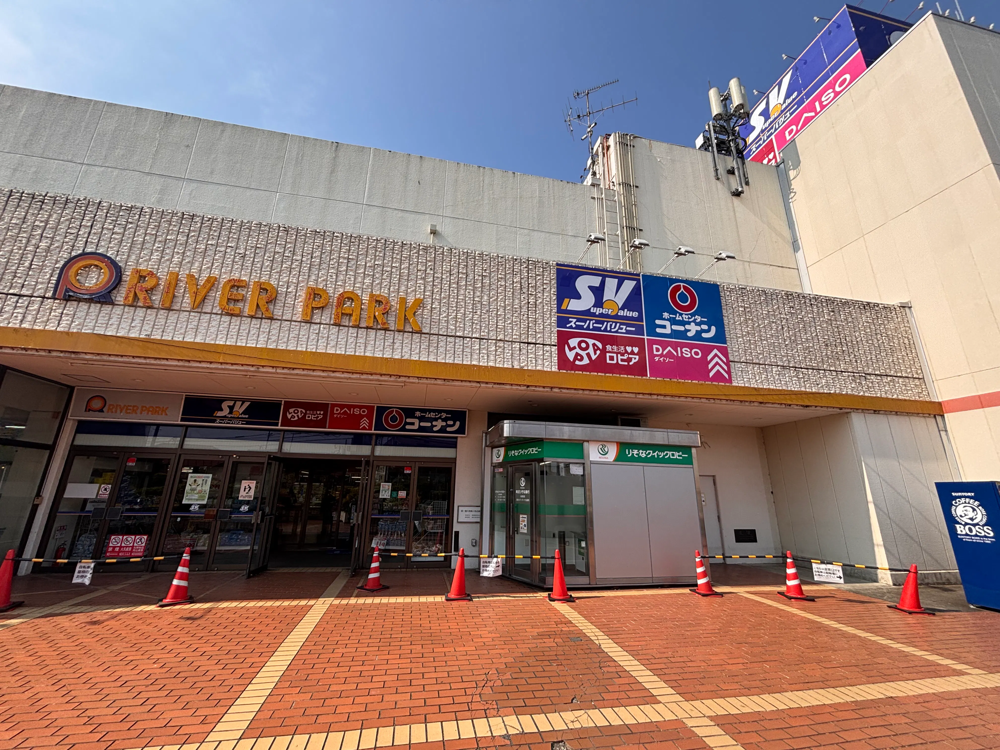 【スーパーバリュー ロピア入間春日町店】サッカー台横 各種プロモーション、会員獲得イベントに最適なスーパーマーケットの屋内催事イベントスペース
