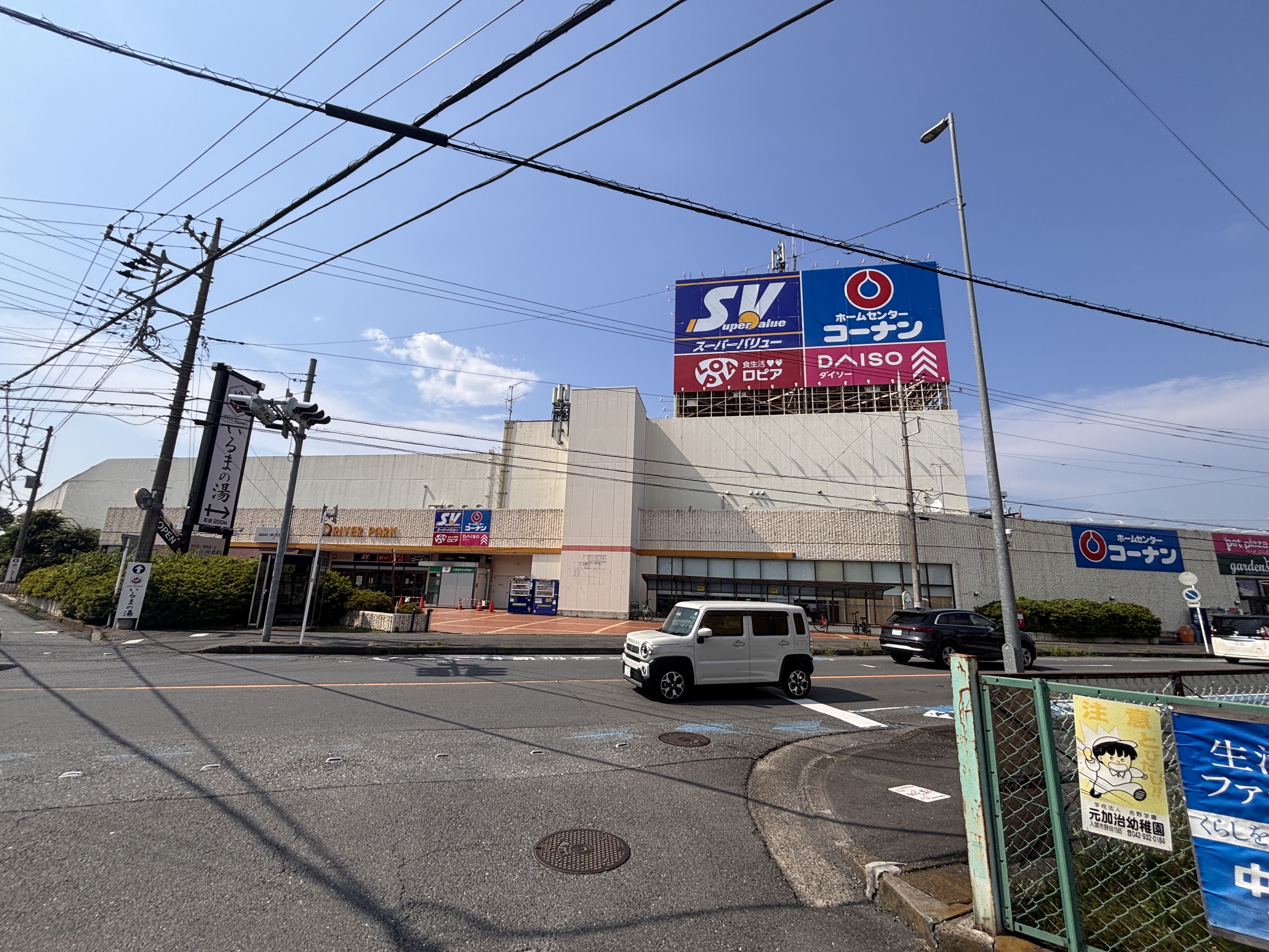 【スーパーバリュー ロピア入間春日町店】サッカー台横 各種プロモーション、会員獲得イベントに最適なスーパーマーケットの屋内催事イベントスペース