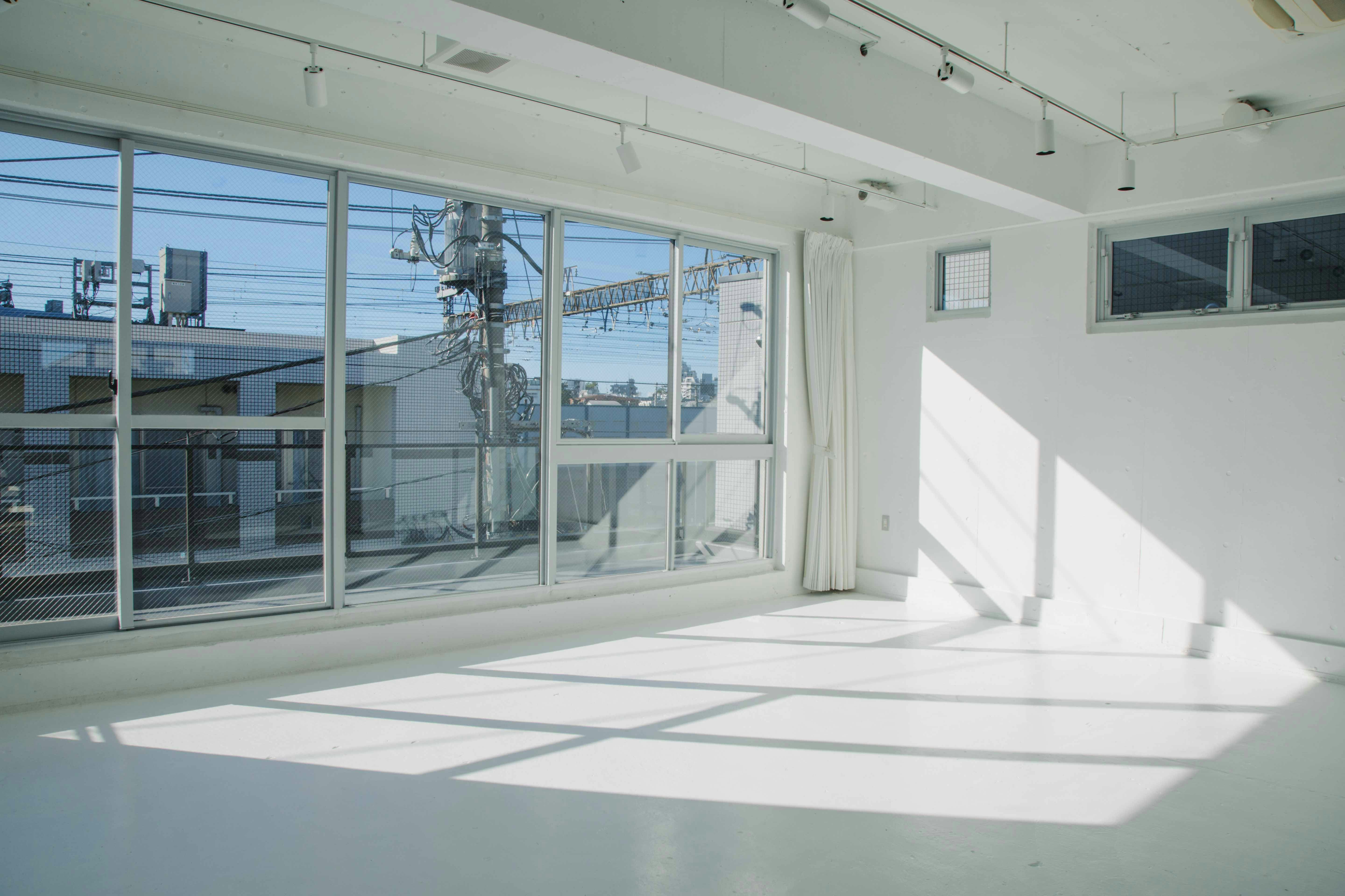 【代々木上原駅3分】展示会場や撮影に最適な自然光が1日中入る白とコンクリートのシンプルなスタジオ