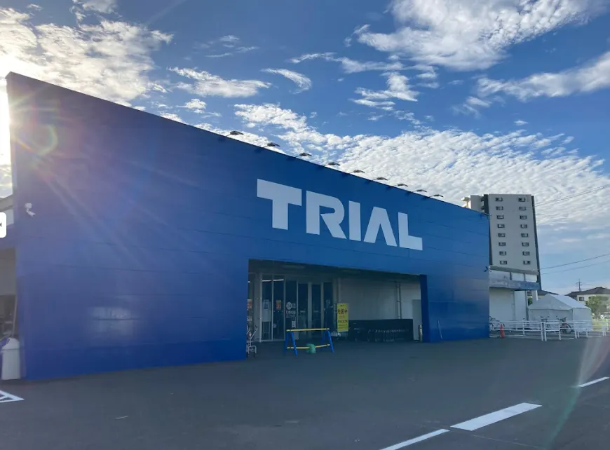 【スーパーセンタートライアル宮崎恒久店】正面左 キッチンカー/テントスペース
