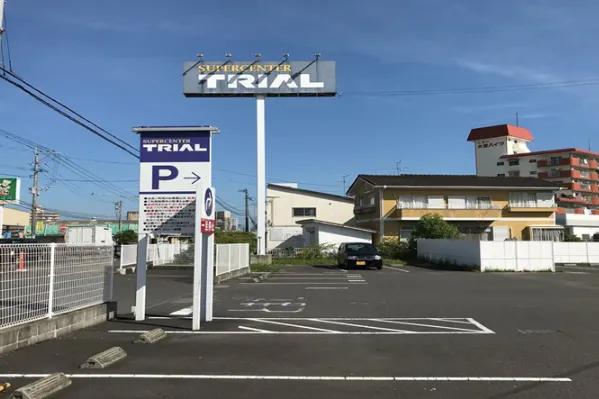 【スーパーセンタートライアル宮崎恒久店】正面左 キッチンカー/テントスペース