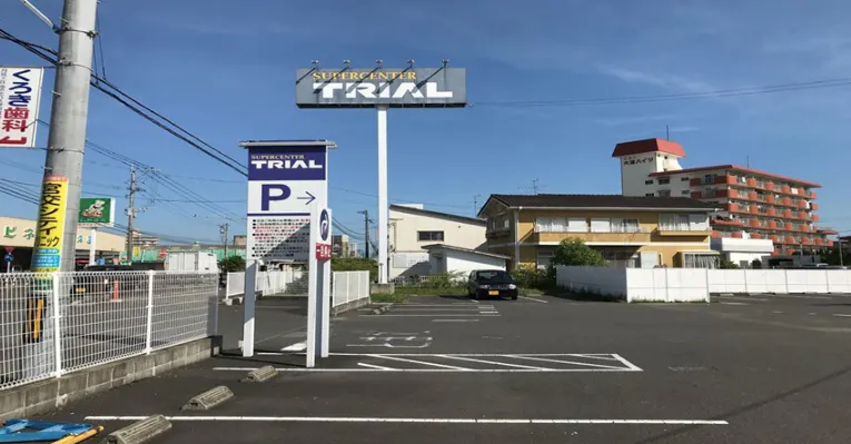 【スーパーセンタートライアル宮崎恒久店】正面左 キッチンカー/テントスペース