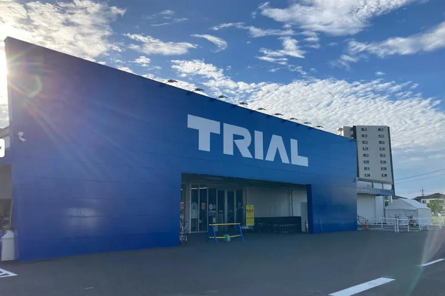 【スーパーセンタートライアル宮崎恒久店】正面左 キッチンカー/テントスペース