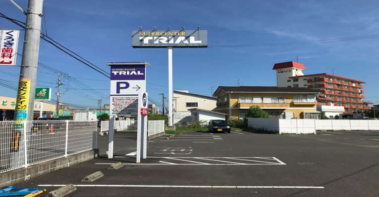 【スーパーセンタートライアル宮崎恒久店】正面左 キッチンカー／テントスペース