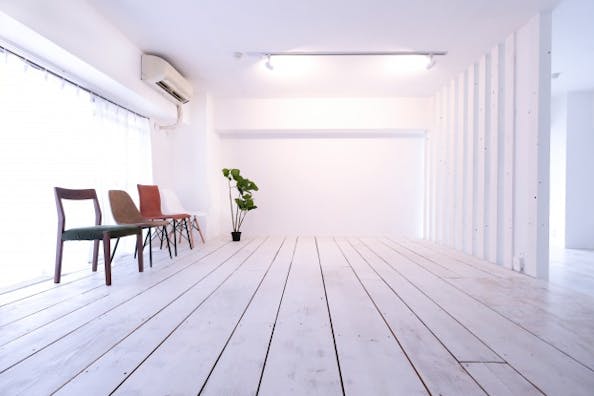 【大阪梅田駅6分】清潔感溢れる白い内装が美しい自然光たっぷりの明るいスタジオ