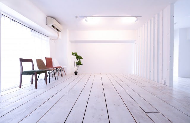 【大阪梅田駅6分】清潔感溢れる白い内装が美しい自然光たっぷりの明るいスタジオ