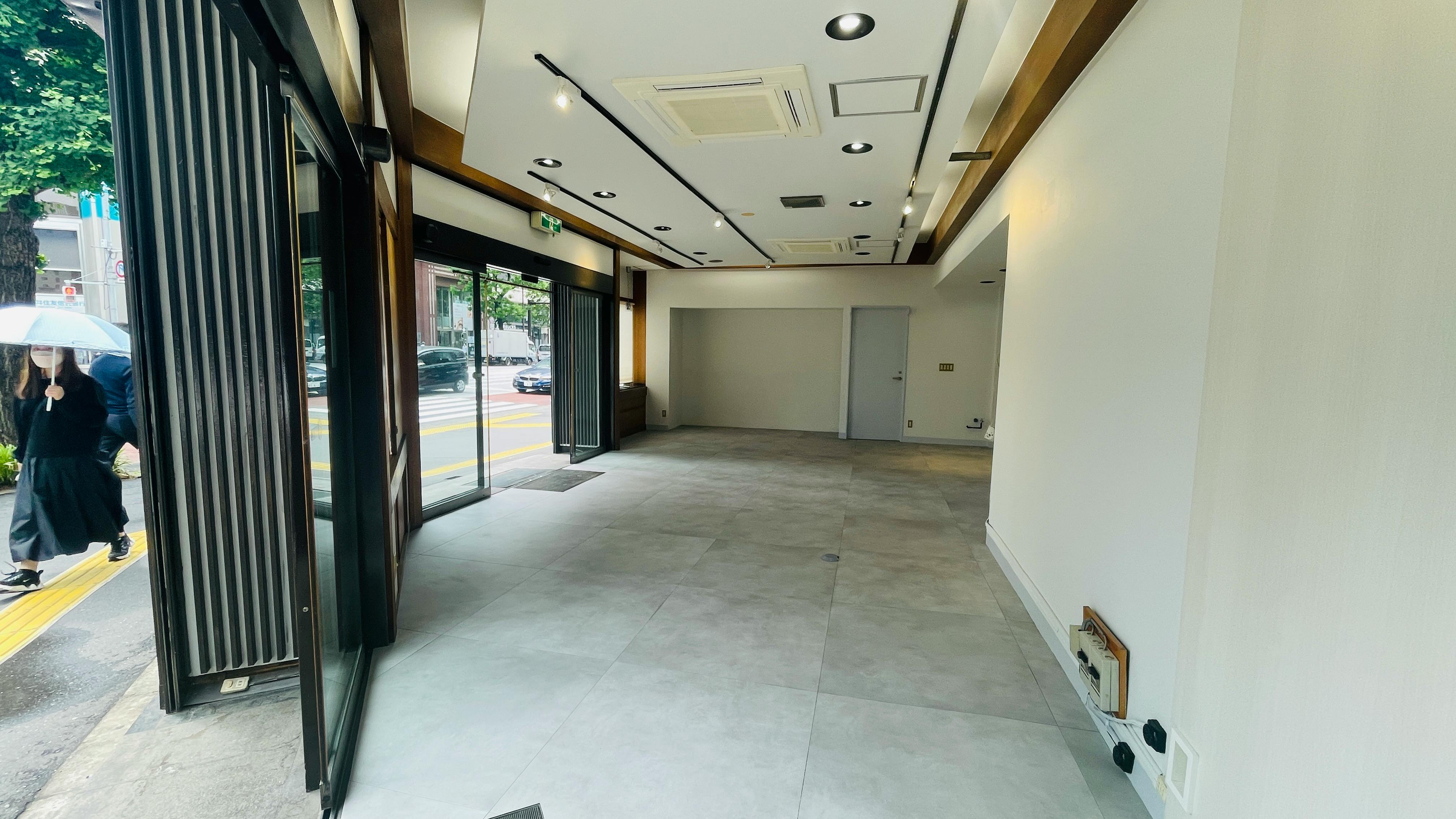 【新橋駅1分】各種ポップアップストアや展示販売会、プロモーションイベントに最適な適した白を基調とした路面スペース