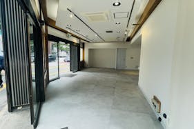 【新橋駅1分】各種ポップアップストアや展示販売会、プロモーションイベントに最適な適した白を基調とした路面スペース