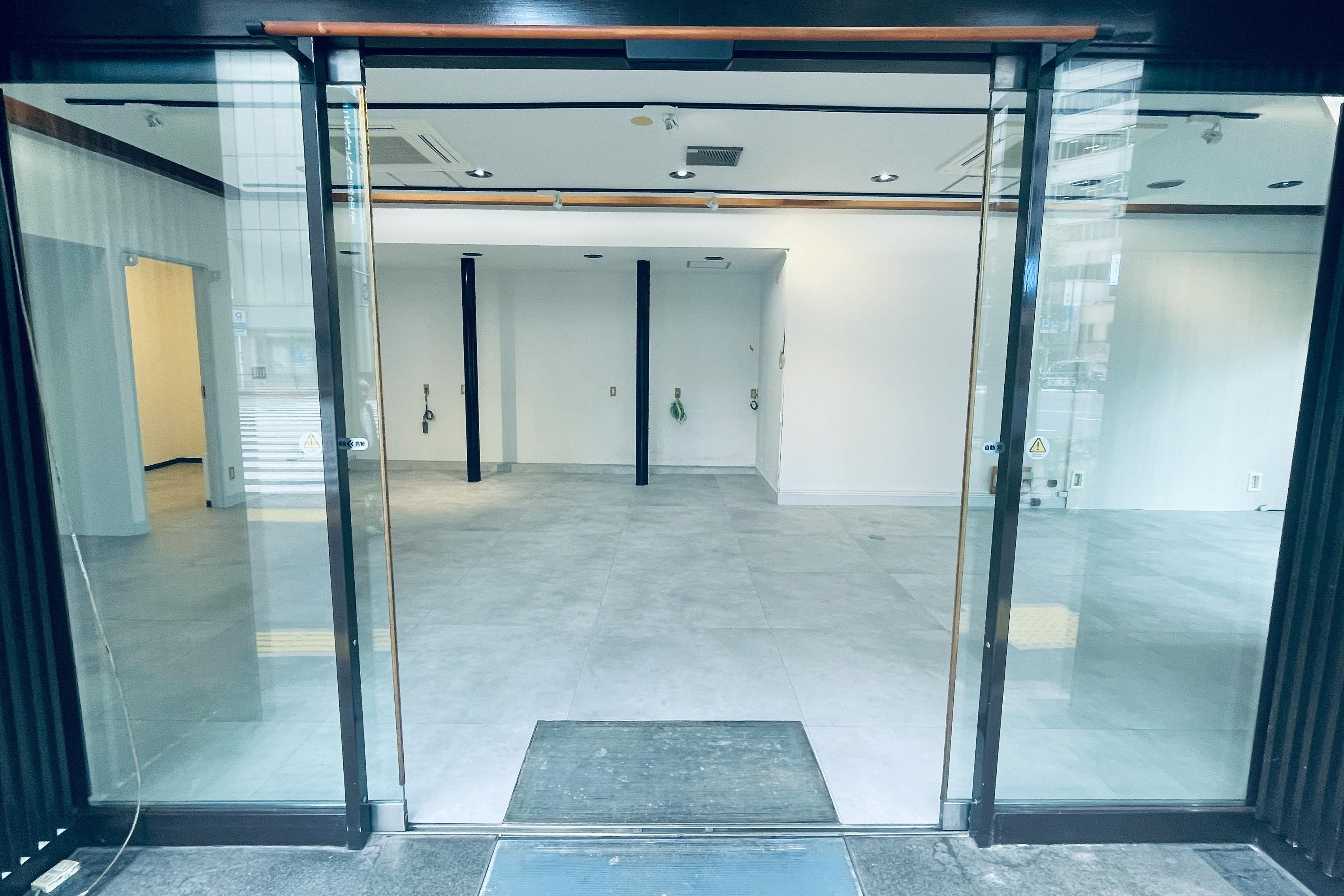 【新橋駅1分】各種ポップアップストアや展示販売会、プロモーションイベントに最適な適した白を基調とした路面スペース