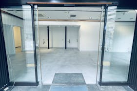 【新橋駅1分】各種ポップアップストアや展示販売会、プロモーションイベントに最適な適した白を基調とした路面スペース