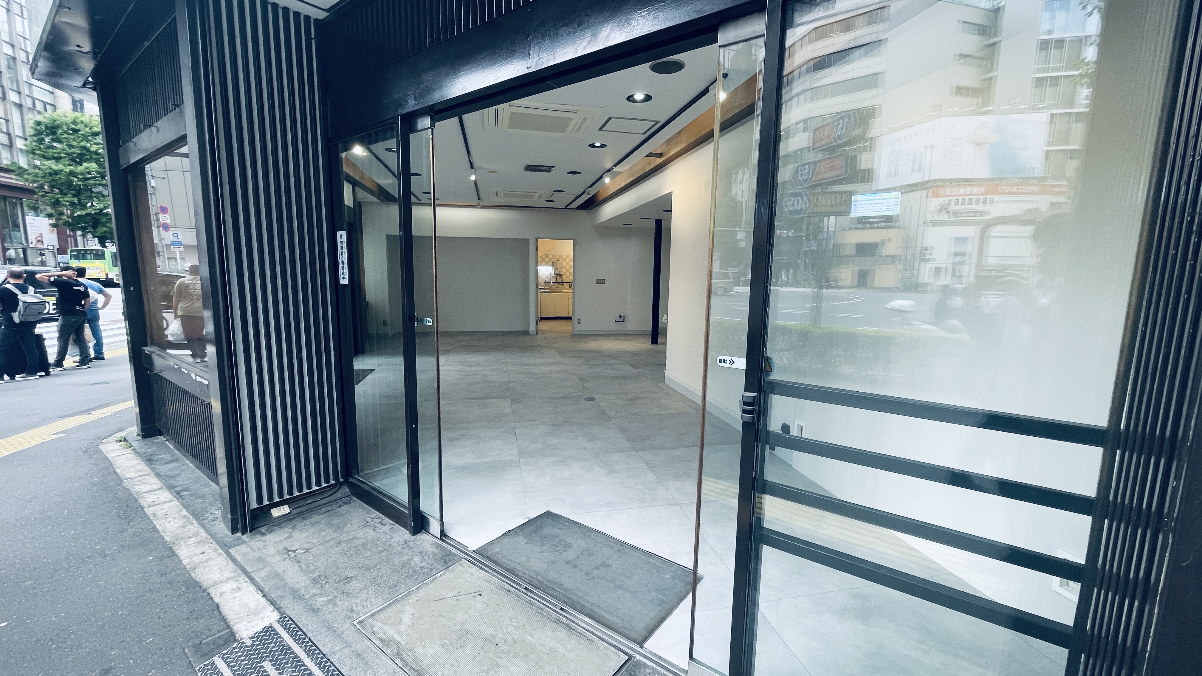 【新橋駅1分】各種ポップアップストアや展示販売会、プロモーションイベントに最適な適した白を基調とした路面スペース