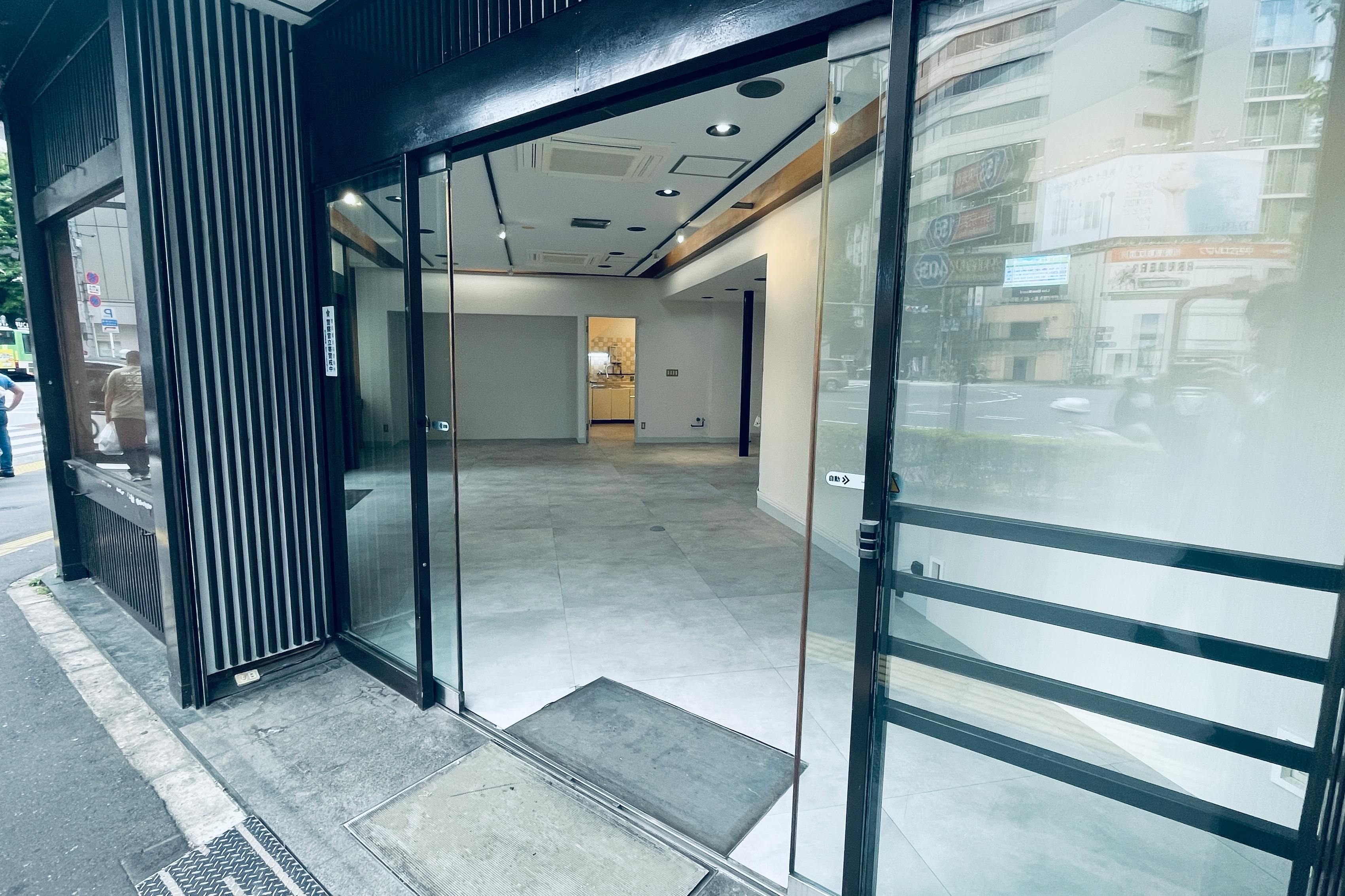 【新橋駅1分】各種ポップアップストアや展示販売会、プロモーションイベントに最適な適した白を基調とした路面スペース