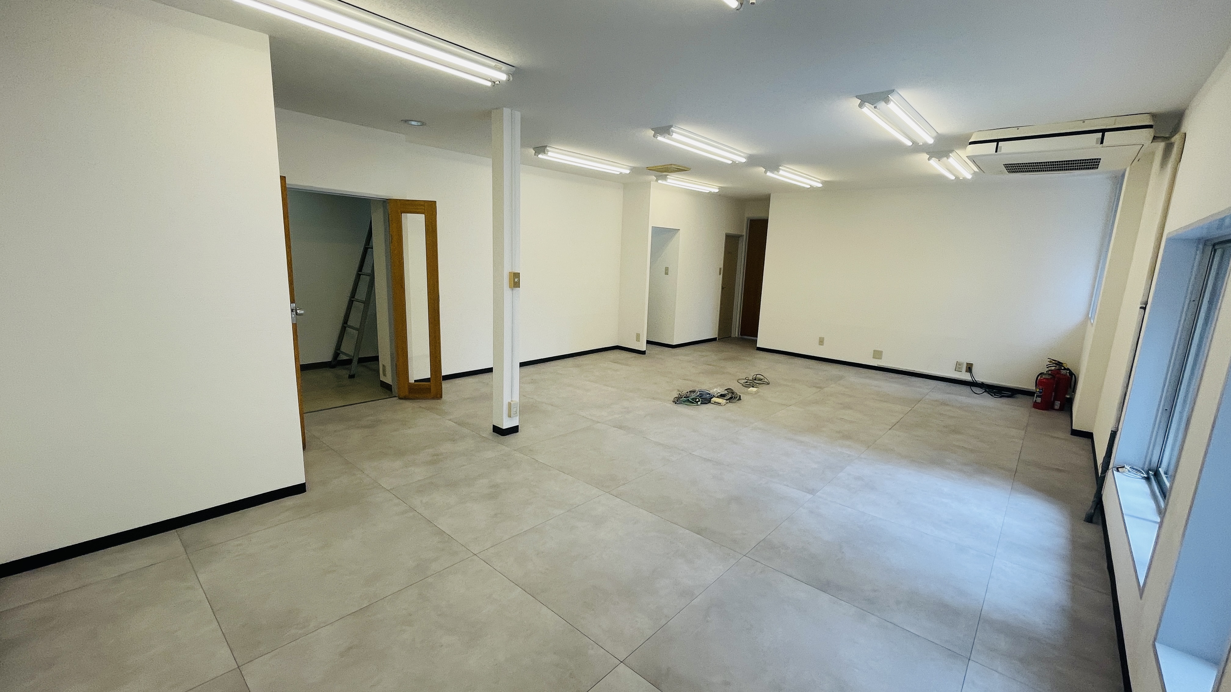 【新橋駅1分】各種ポップアップストアや展示販売会、プロモーションイベントに最適な適した白を基調とした路面スペース