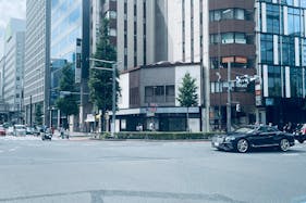 【新橋駅1分】各種ポップアップストアや展示販売会、プロモーションイベントに最適な適した白を基調とした路面スペース