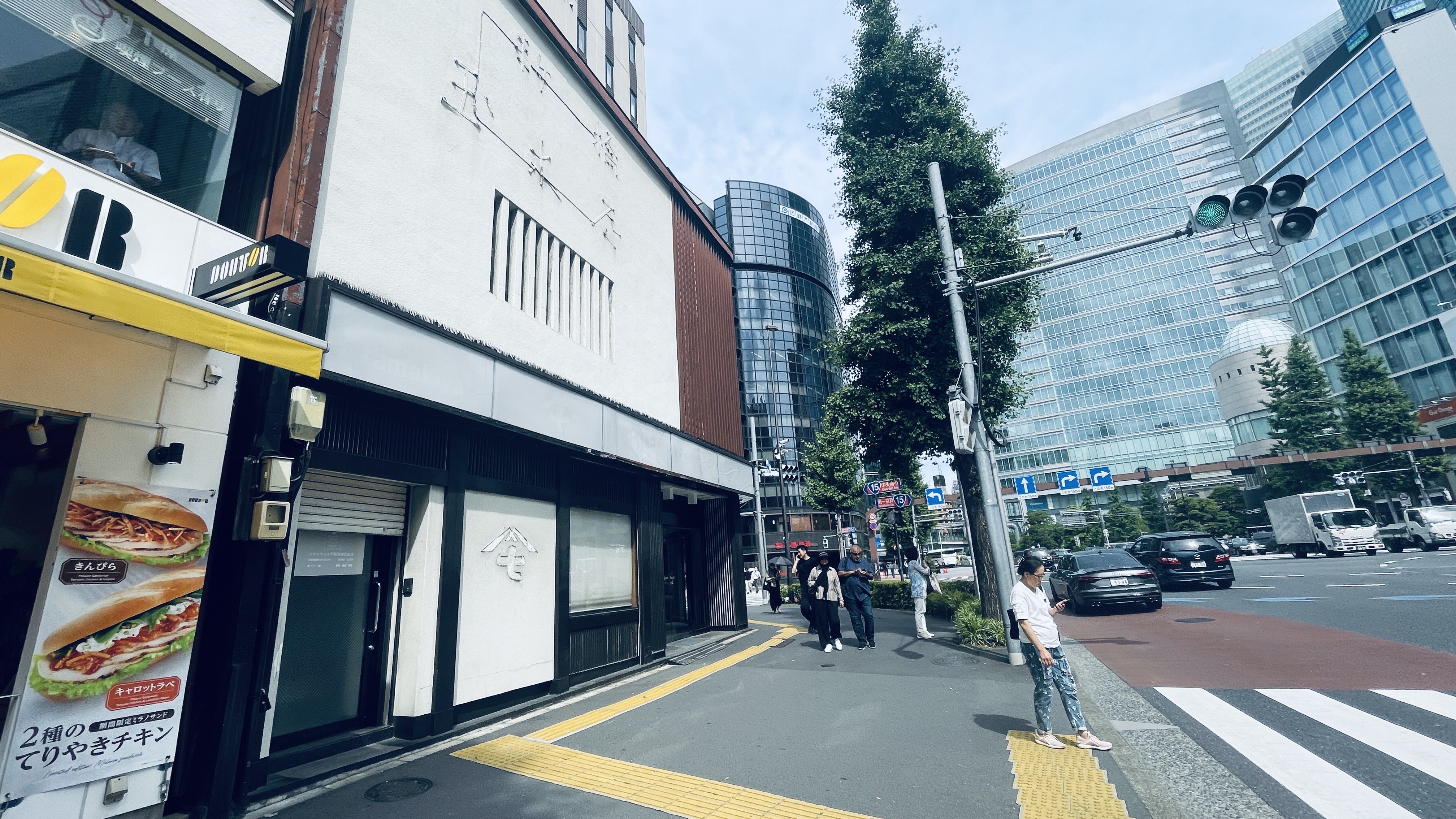 【新橋駅1分】各種ポップアップストアや展示販売会、プロモーションイベントに最適な適した白を基調とした路面スペース