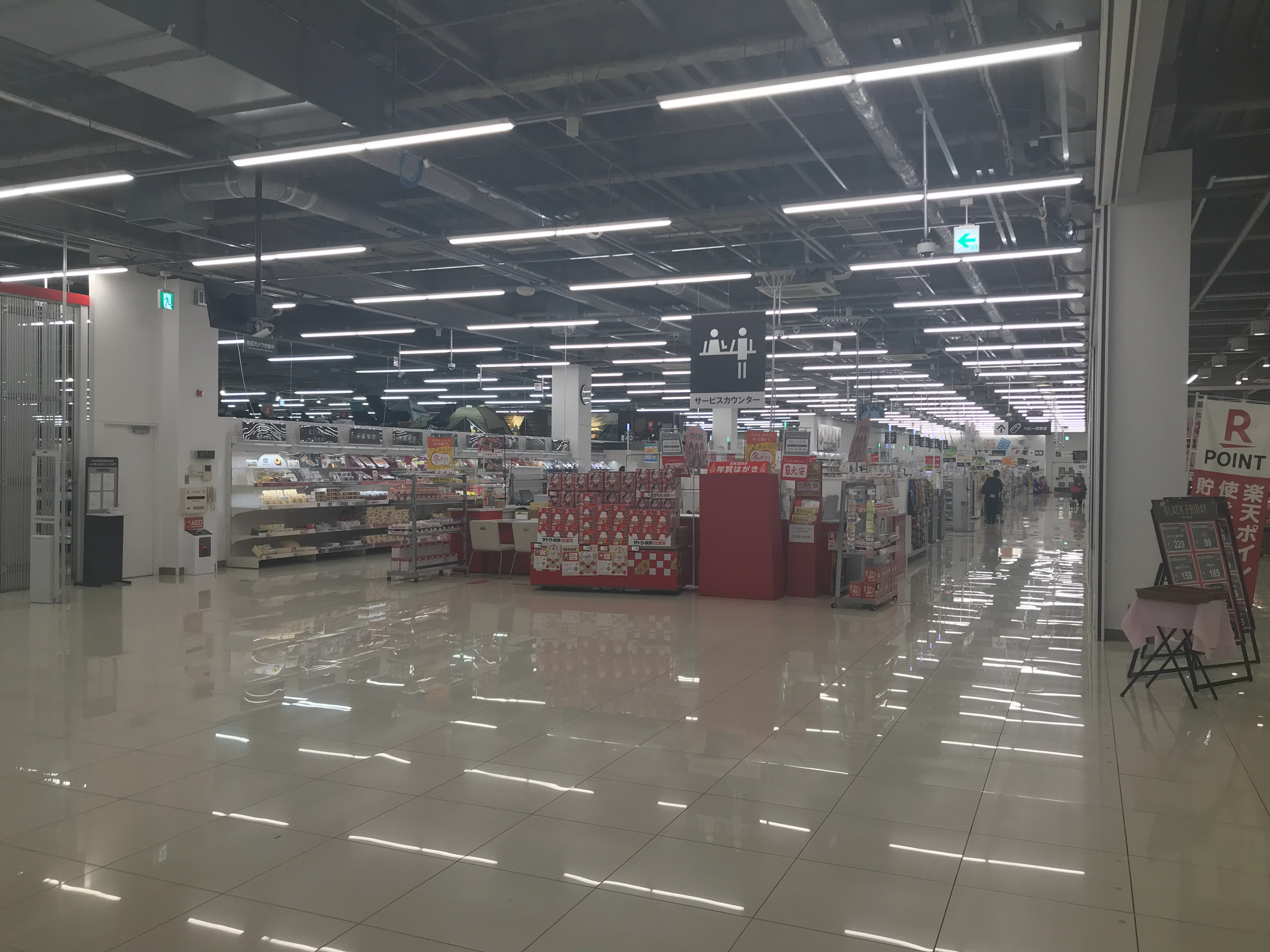 【西友　浜北店】1Fサービスカウンター前　プロモーション用途や物販、食物販のポップアップストアに最適なスーパー店内催事イベントスペース