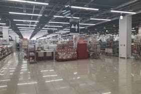 【西友 浜北店】1Fサービスカウンター前 プロモーション用途や物販、食物販のポップアップストアに最適なスーパー店内催事イベントスペース