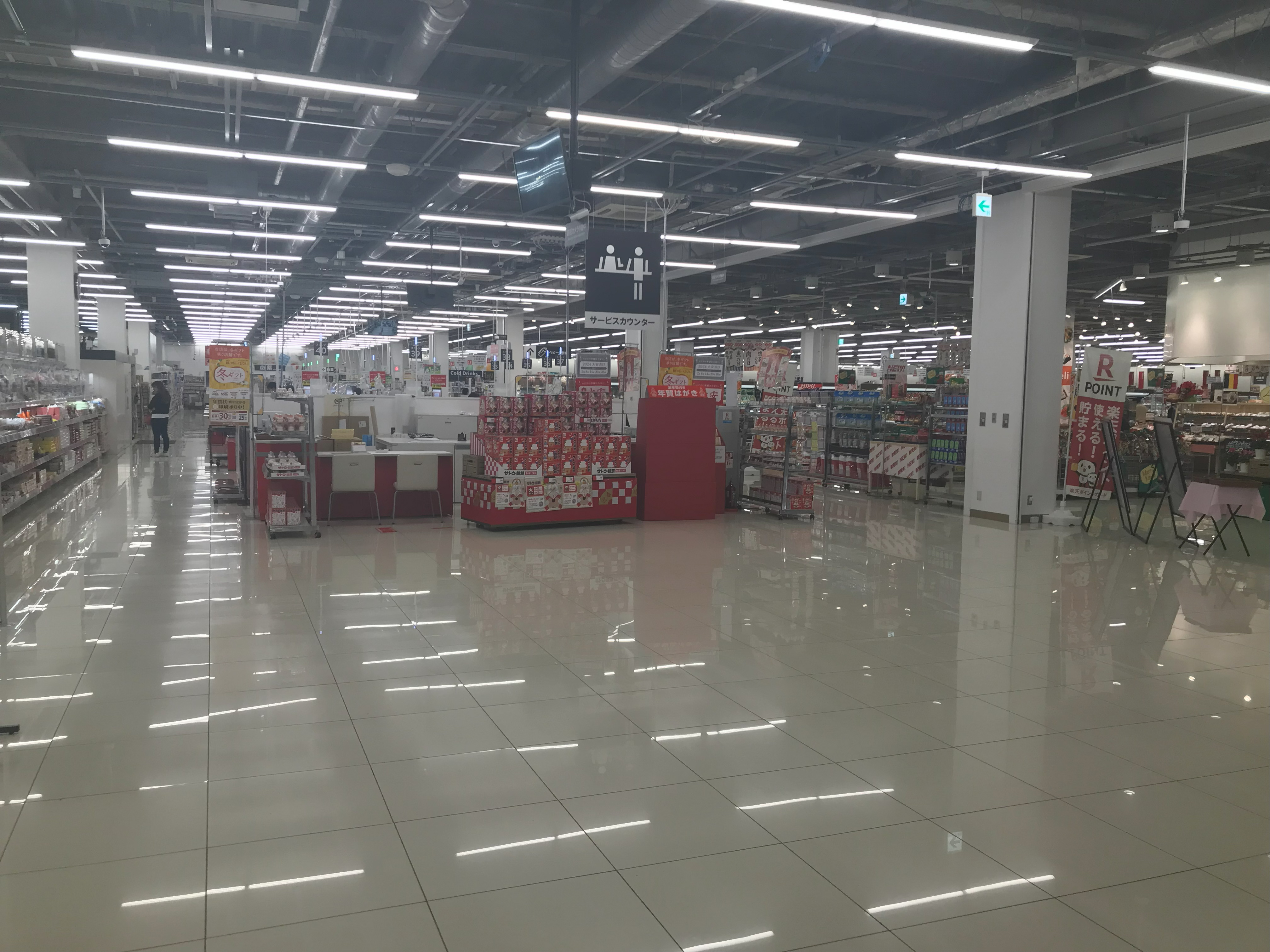【西友　浜北店】1Fサービスカウンター前　プロモーション用途や物販、食物販のポップアップストアに最適なスーパー店内催事イベントスペース
