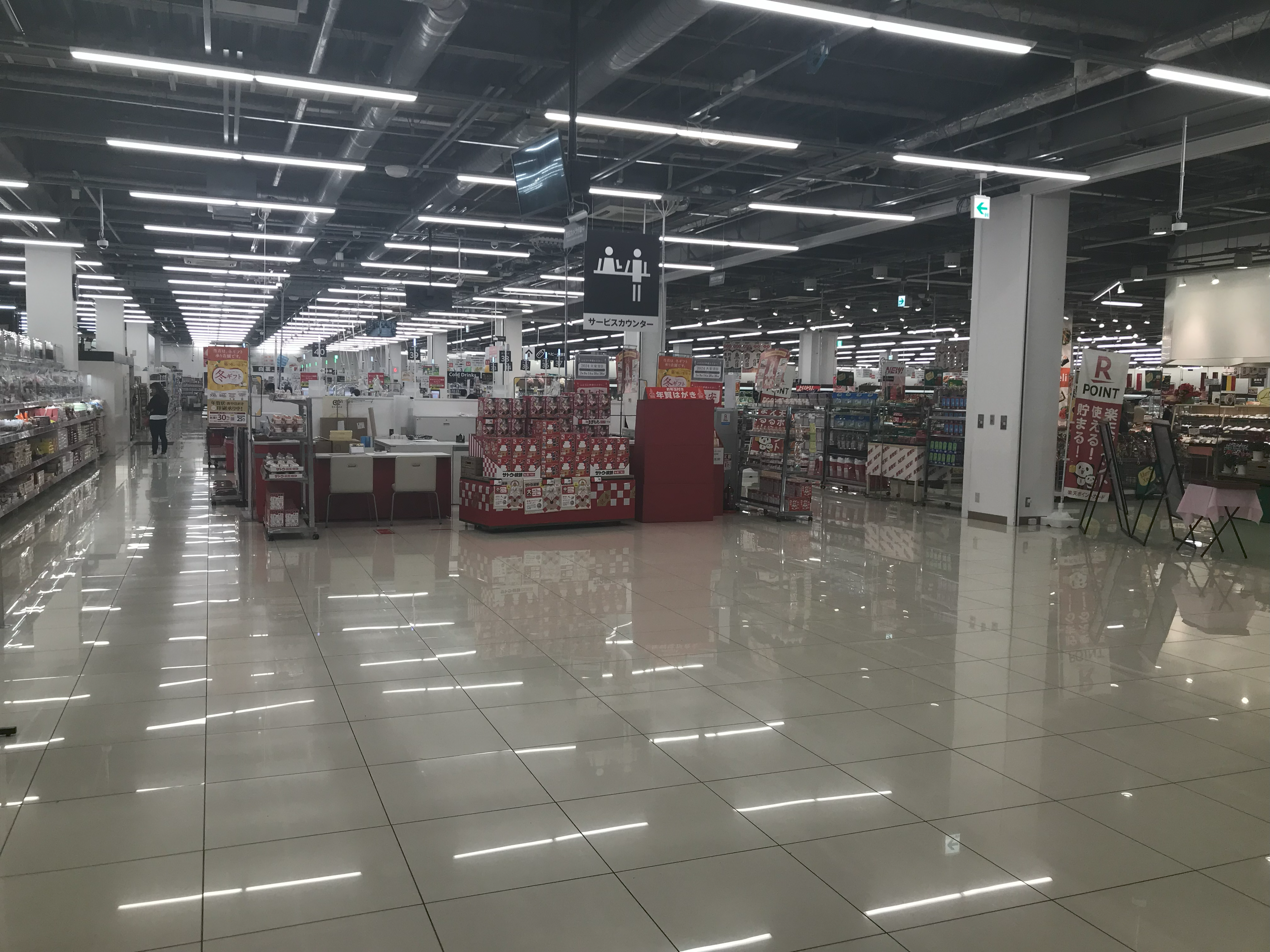 【西友　浜北店】1Fサービスカウンター前　プロモーション用途や物販、食物販のポップアップストアに最適なスーパー店内催事イベントスペース