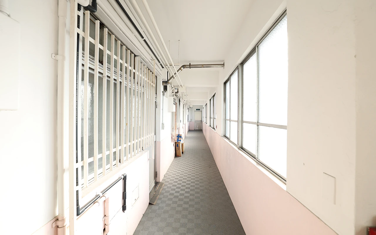 昭和の学校の様な廊下。