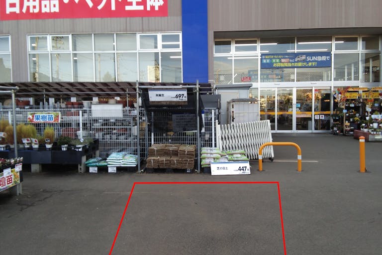 【ホームセンターサンデー愛子店】キッチンカーの出店に最適な店舗出入口付近にある屋外スペースの画像1